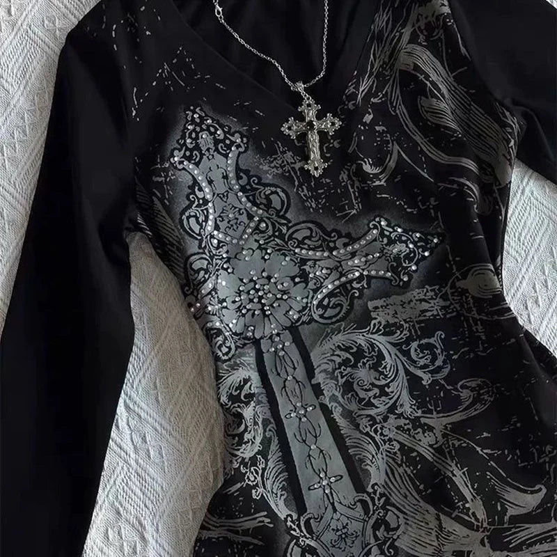 Blusa Gótica Elegance Cross – Manga Longa Premium